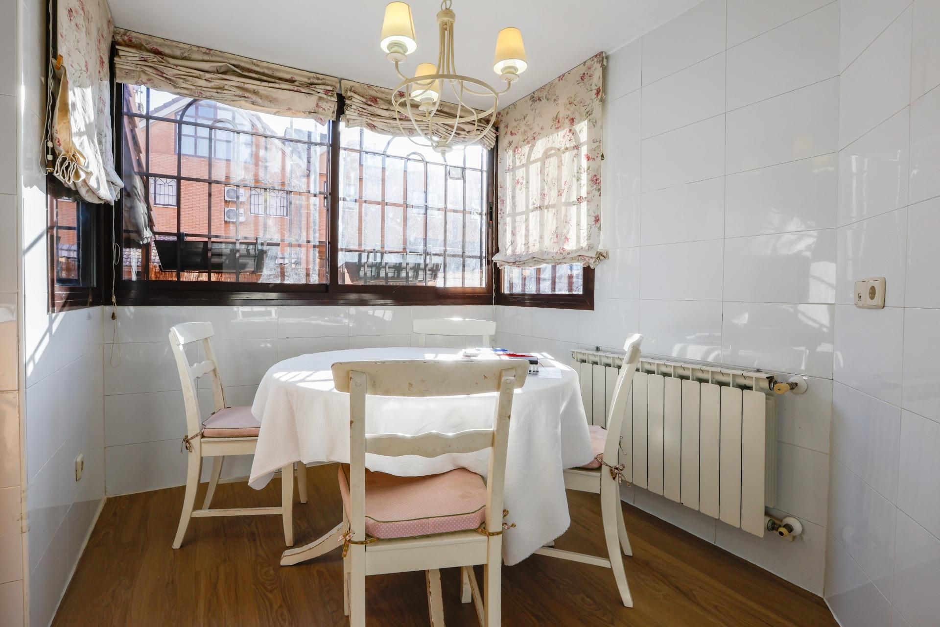 Dining room of Single-family semi-detached for sale in Valdemoro  with Air Conditioner, Private garden and Terrace