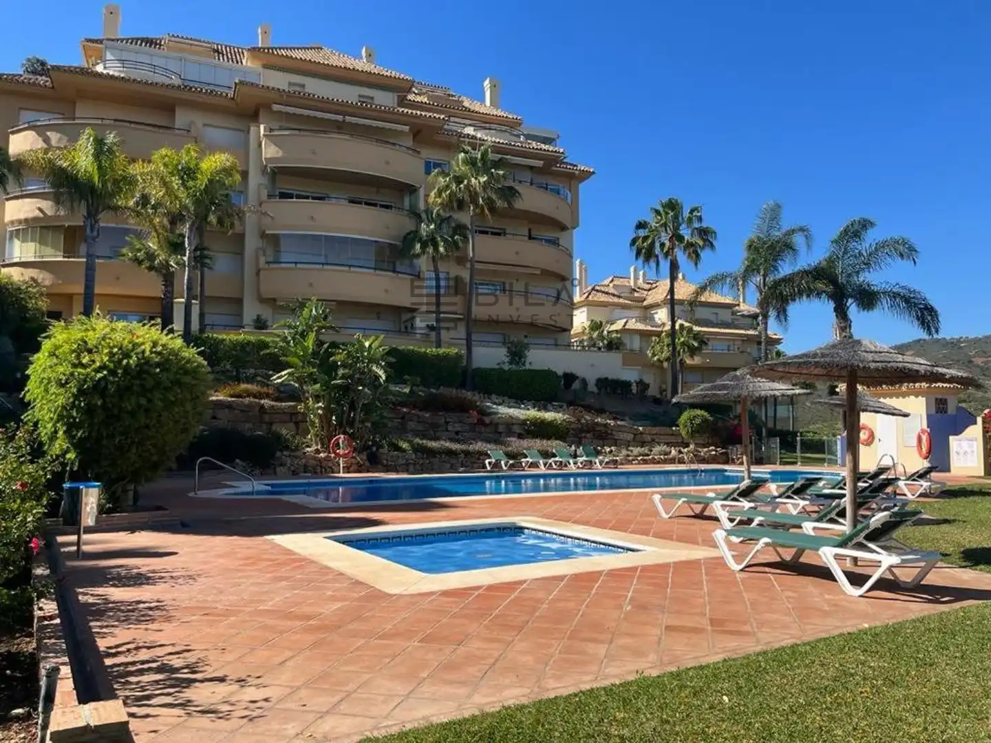 Vista exterior de Pis en venda en Marbella amb Aire condicionat, Terrassa i Traster