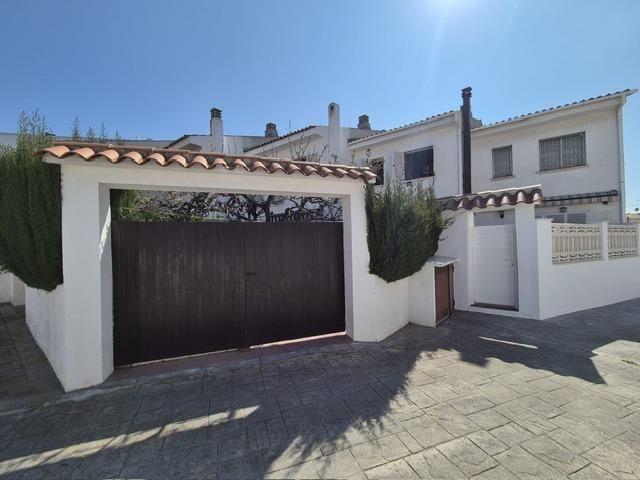 Vista exterior de Casa adosada en venta en El Vendrell con Jardín privado, Terraza y Balcón