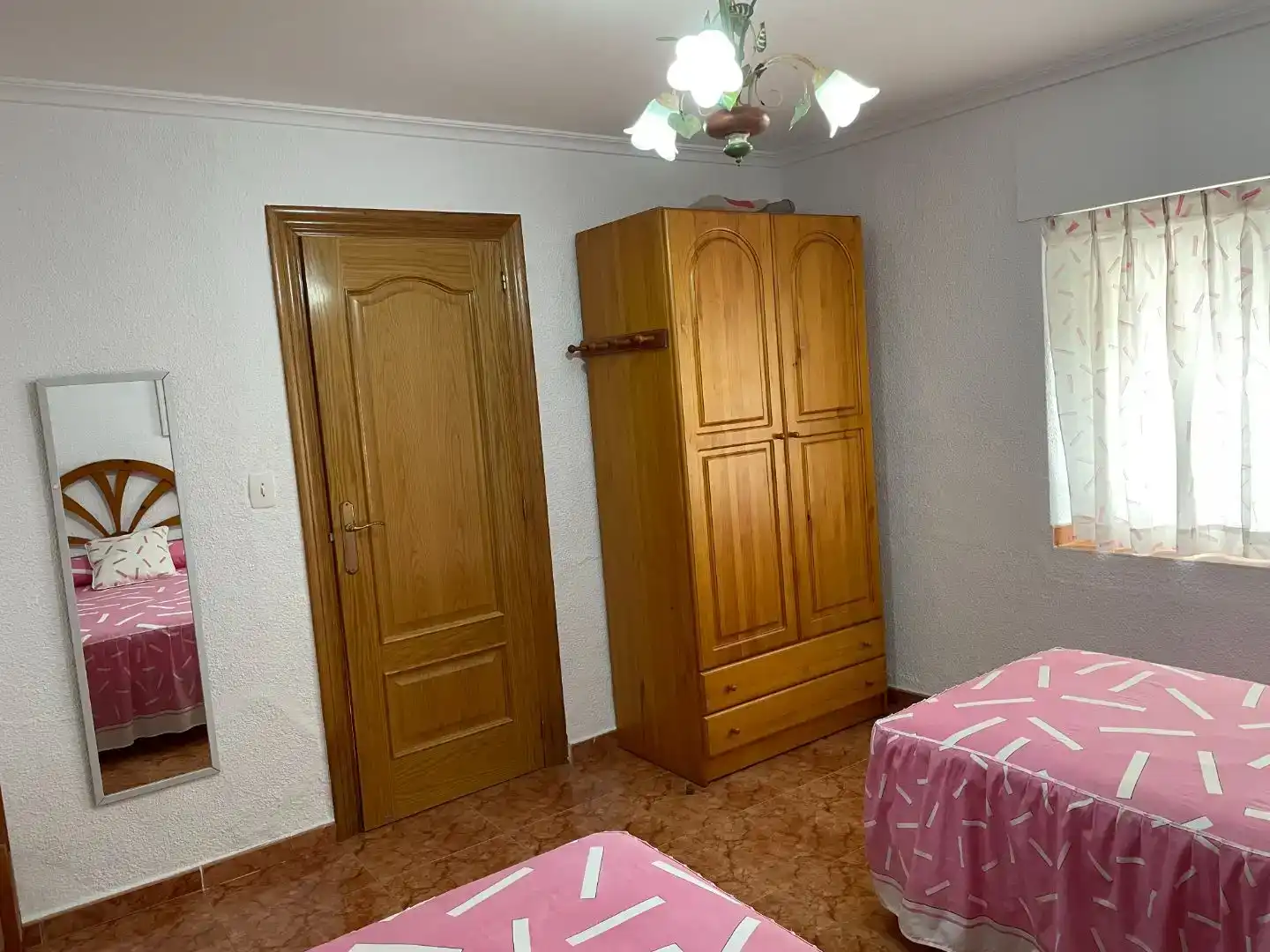 Habitación de Casa adosada en venta en Fuentealbilla con Aire acondicionado, Trastero y Amueblado