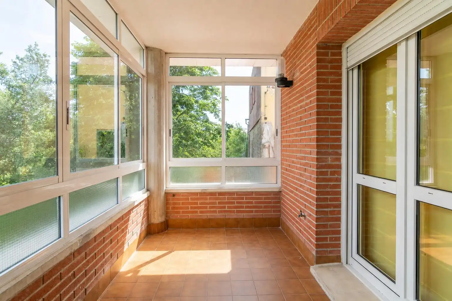 Terrasse von Einfamilien-Reihenhaus zum Verkauf in Valle de Egüés / Eguesibar mit Klimaanlage, Heizung und Privatgarten