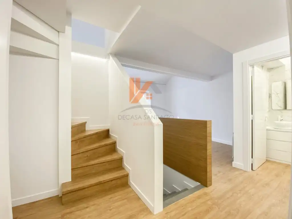 Casa adosada en venta en Santiago de Compostela  con Balcón
