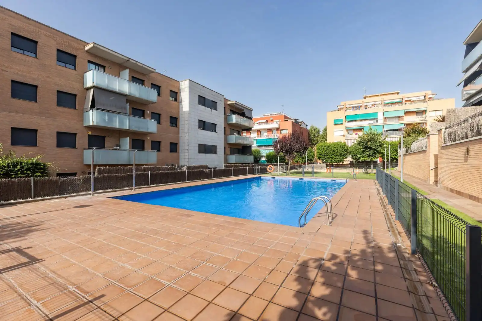 Piscina de Pis en venda en Parets del Vallès amb Calefacció, Jardí privat i Parquet