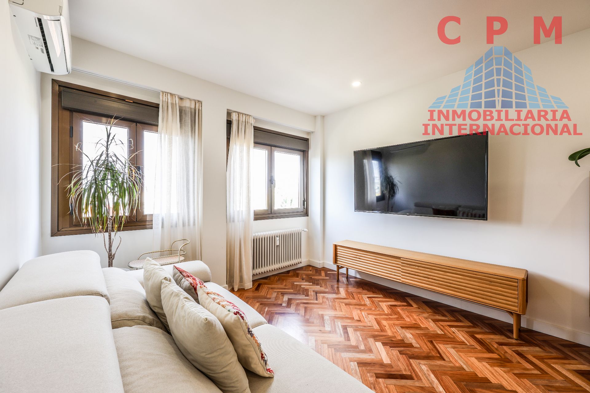 Living room of Flat to rent in  Madrid Capital  with Air Conditioner, Heating and Parquet flooring