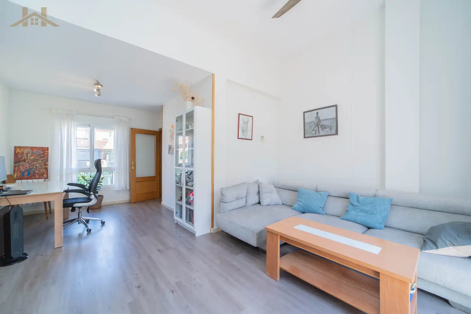 Wohnzimmer von Einfamilien-Reihenhaus zum Verkauf in Boadilla del Monte mit Heizung, Privatgarten und Mikrowelle