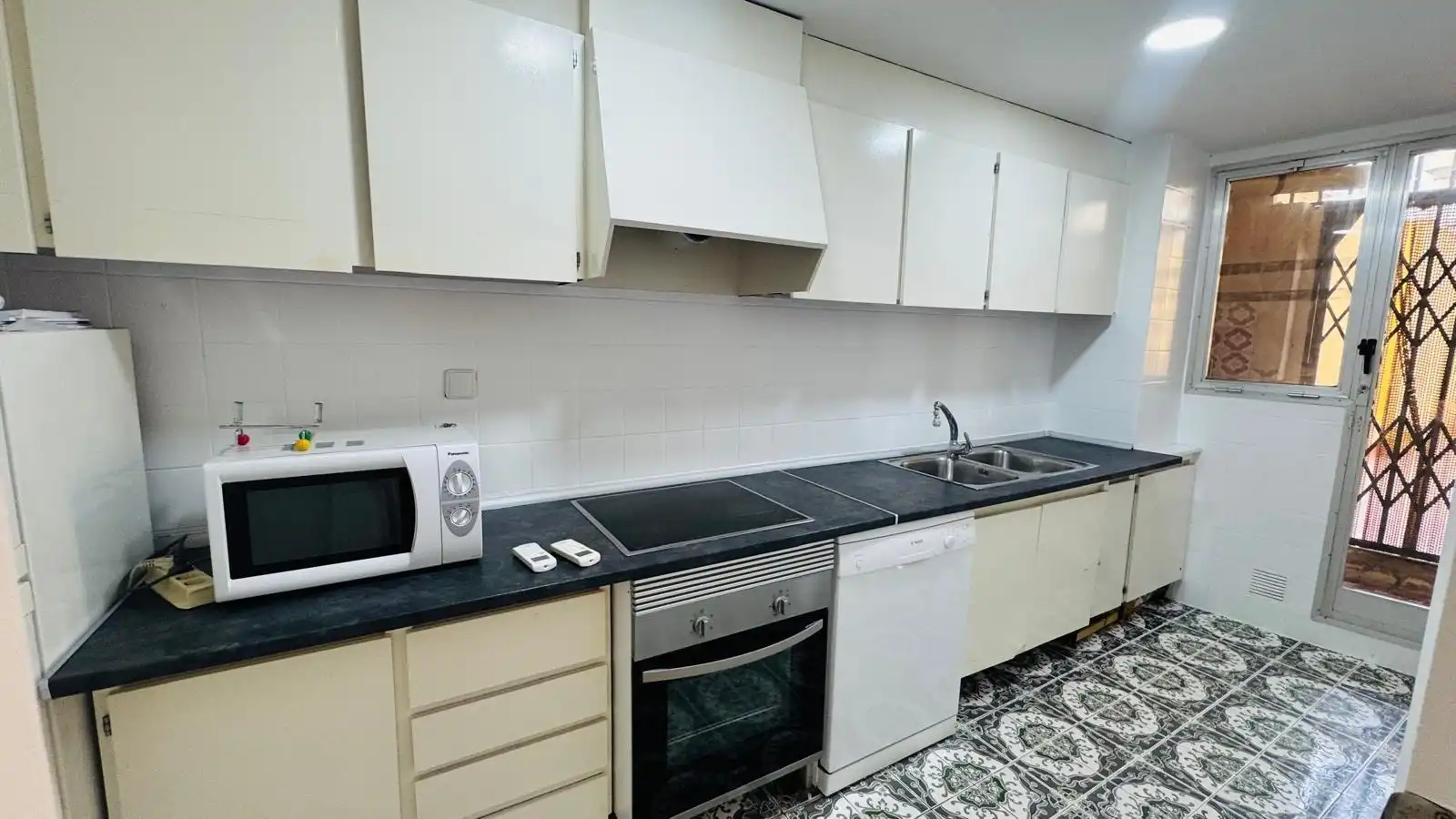 Kitchen of Flat for rent in Valencia  with Air Conditioner, Parquet flooring and Terrace