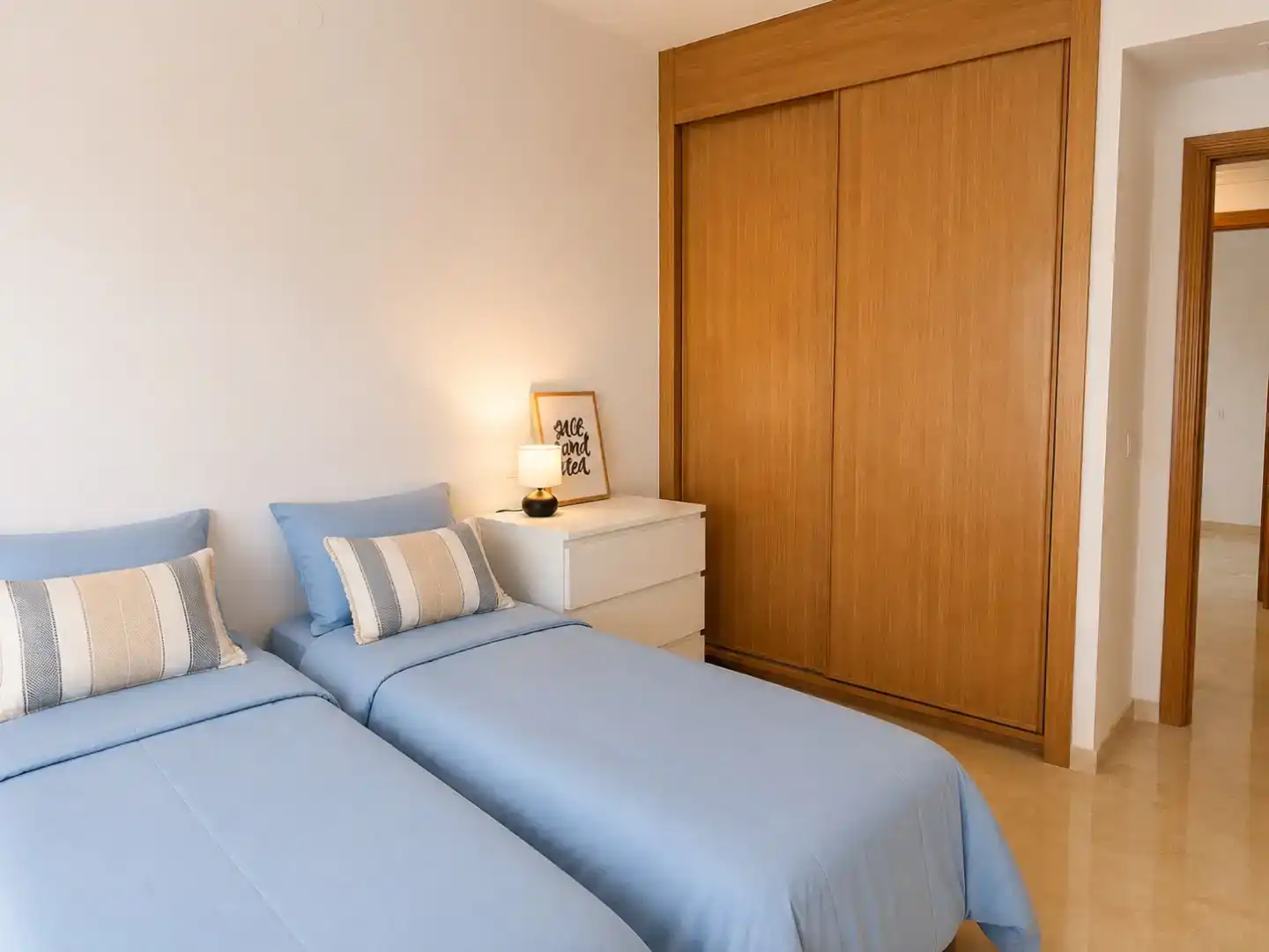 Schlafzimmer von Wohnung zur Miete in Estepona mit Klimaanlage, Schwimmbad und Balkon