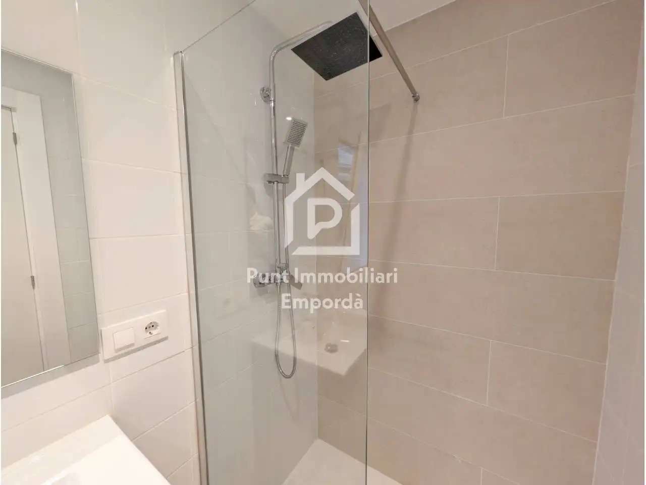Bany de Pis en venda en Portbou amb Aire condicionat
