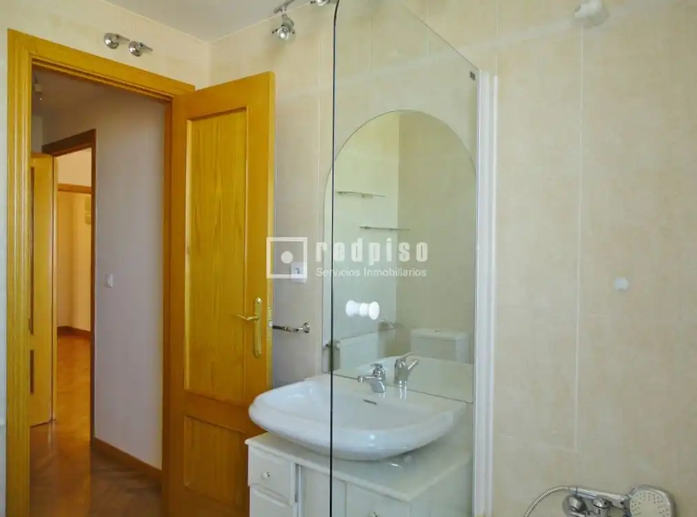 Bathroom of Flat for rent in Madrid  with Air Conditioner, Heating and Private garden