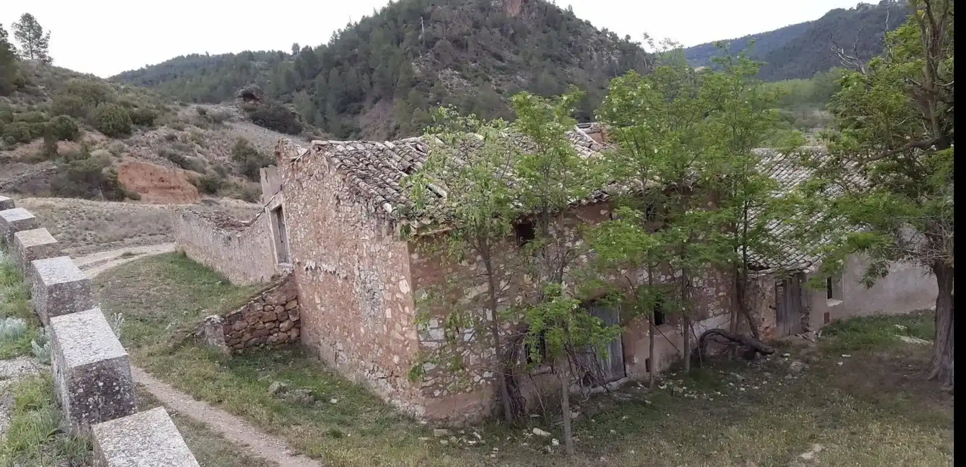 Vista exterior de Finca rústica en venda en Cofrentes amb Jardí privat