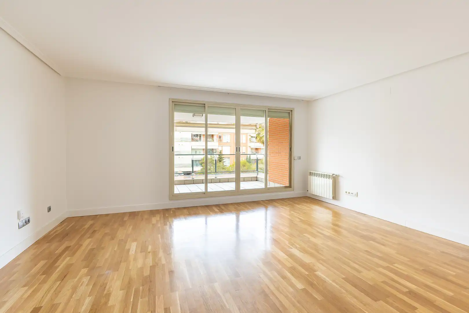 Sala de estar de Piso de alquiler en Pozuelo de Alarcón con Aire acondicionado, Calefacción y Jardín privado