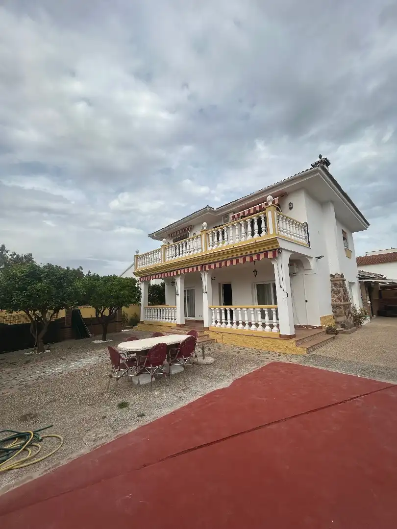 Vista exterior de Casa o xalet en venda en Alhaurín de la Torre amb Aire condicionat, Jardí privat i Terrassa