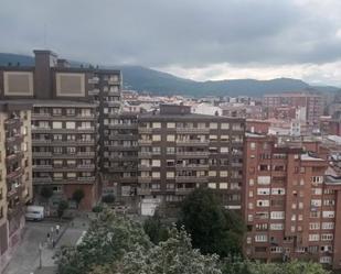 Vista exterior de Pis en venda en Bilbao  amb Balcó