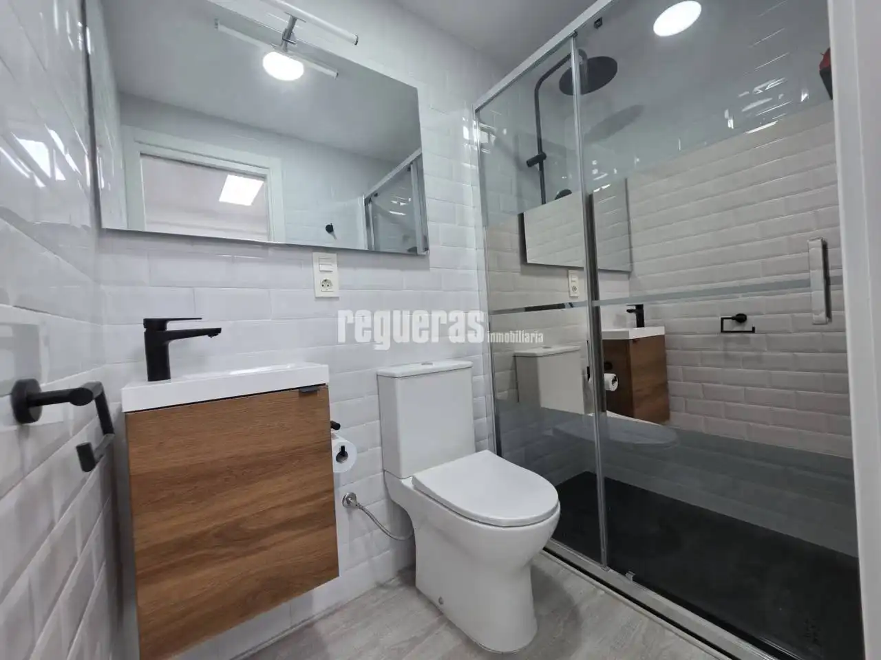 Bathroom of Flat for rent in Avilés  with Heating and Terrace