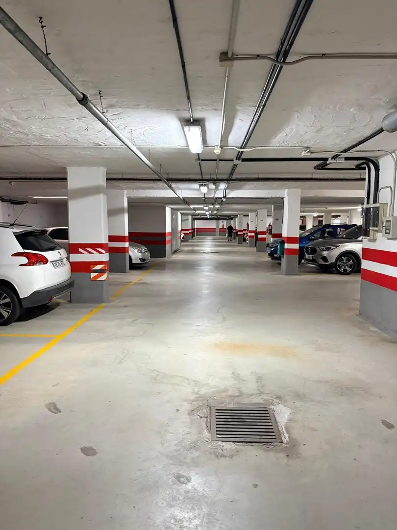 Parking de Piso de alquiler en Motril con Jardín privado, Terraza y Amueblado