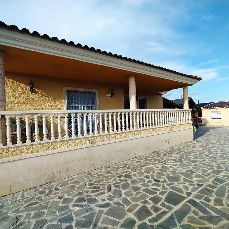 Vista exterior de Casa o xalet en venda en Orihuela amb Aire condicionat, Jardí privat i Terrassa