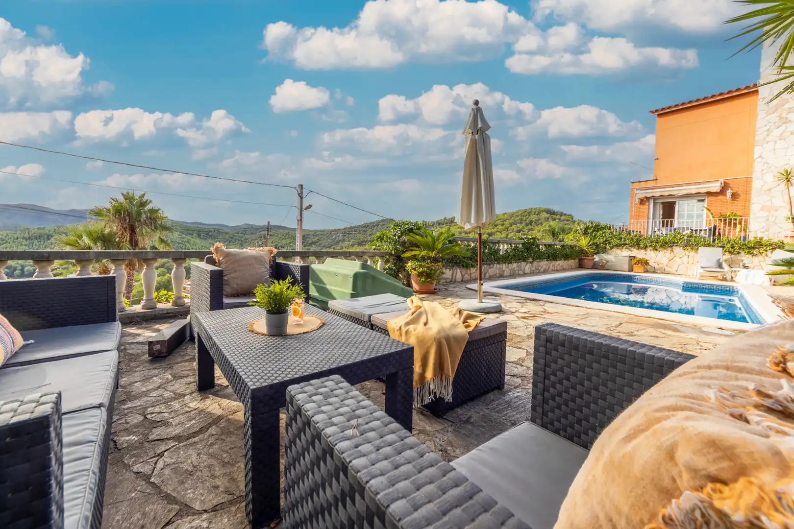 Chalet con terraza en venta en Carrer dels Pirineus, imagen 4