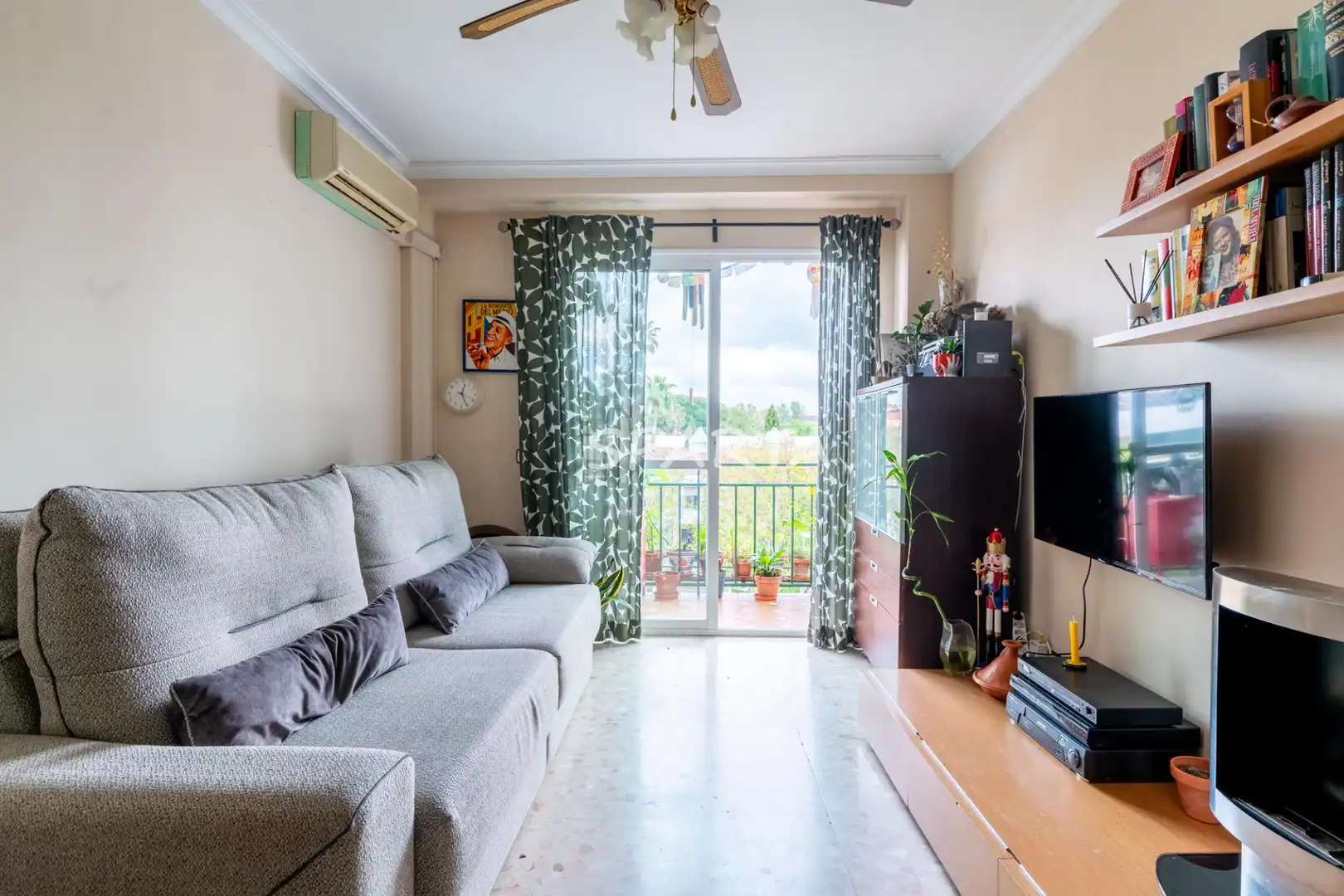 Sala de estar de Piso en venta en Castilleja de la Cuesta con Aire acondicionado, Horno y Microondas