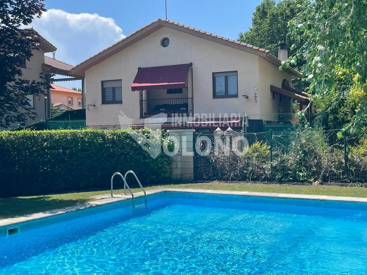 Vista exterior de Casa o xalet en venda en Anguciana amb Aire condicionat, Calefacció i Jardí privat