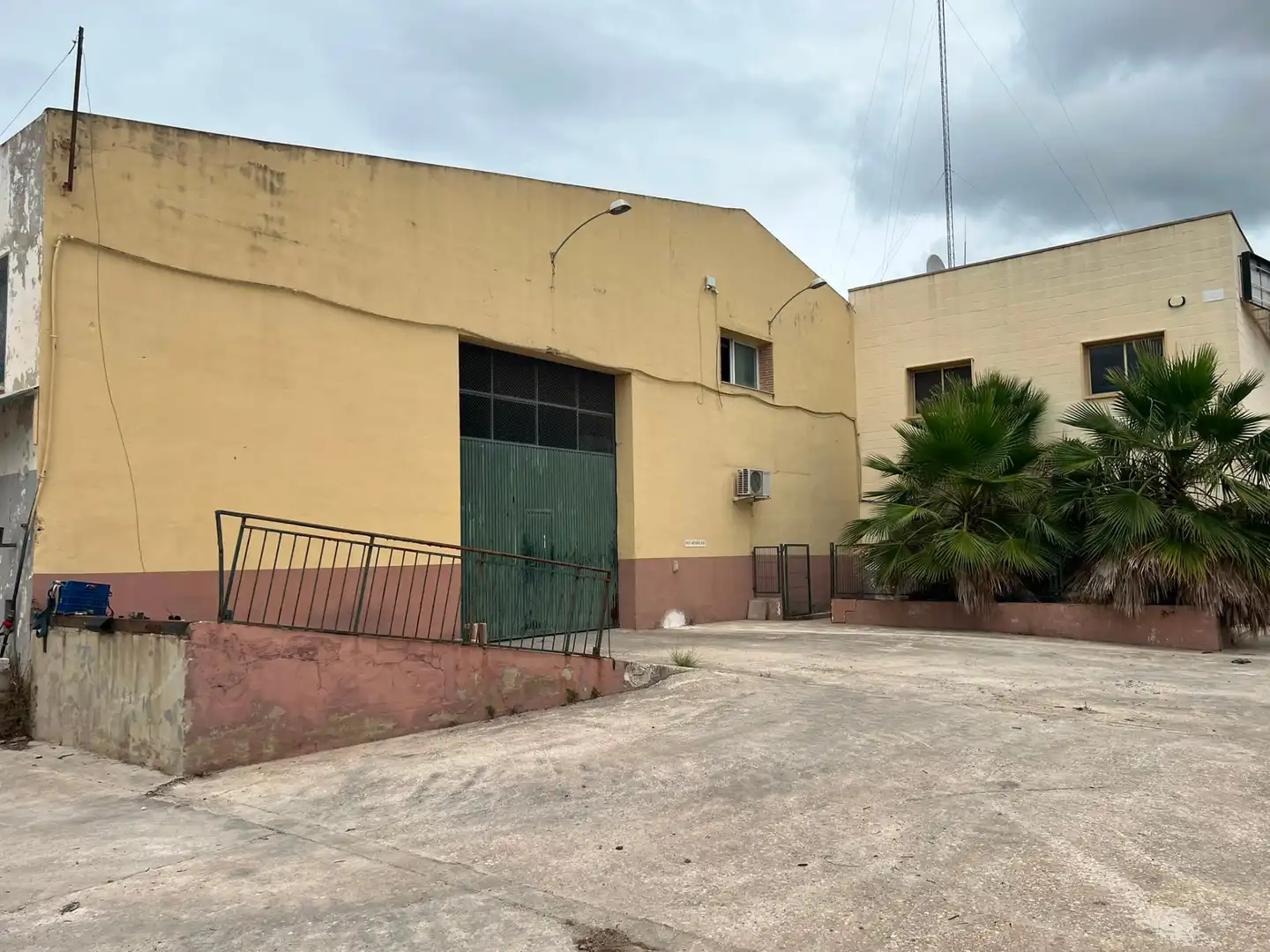 Vista exterior de Nau industrial en venda en El Real de Gandia