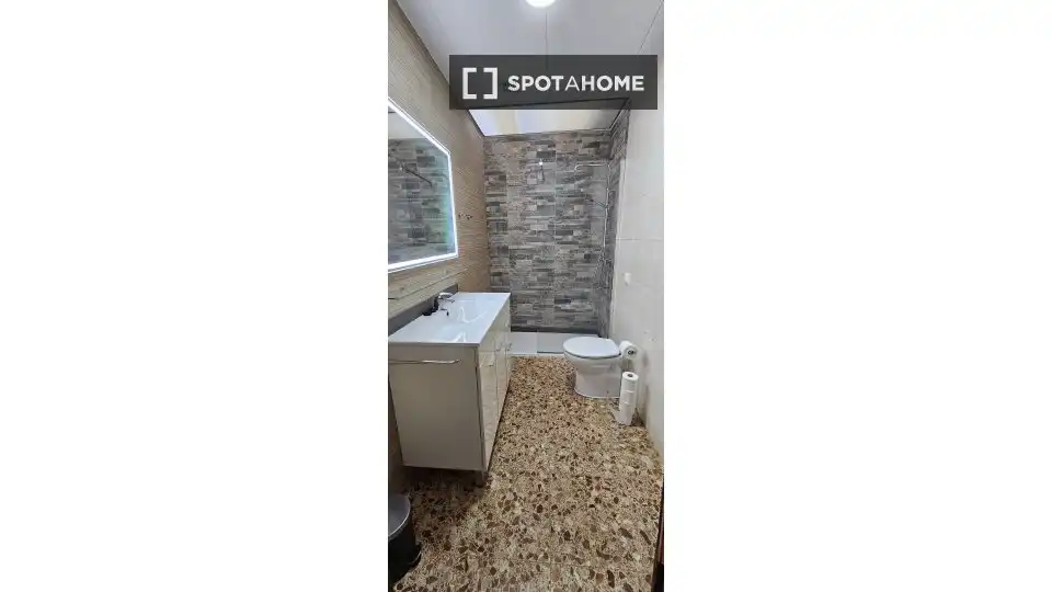 Bathroom of Flat for share in Nord-est