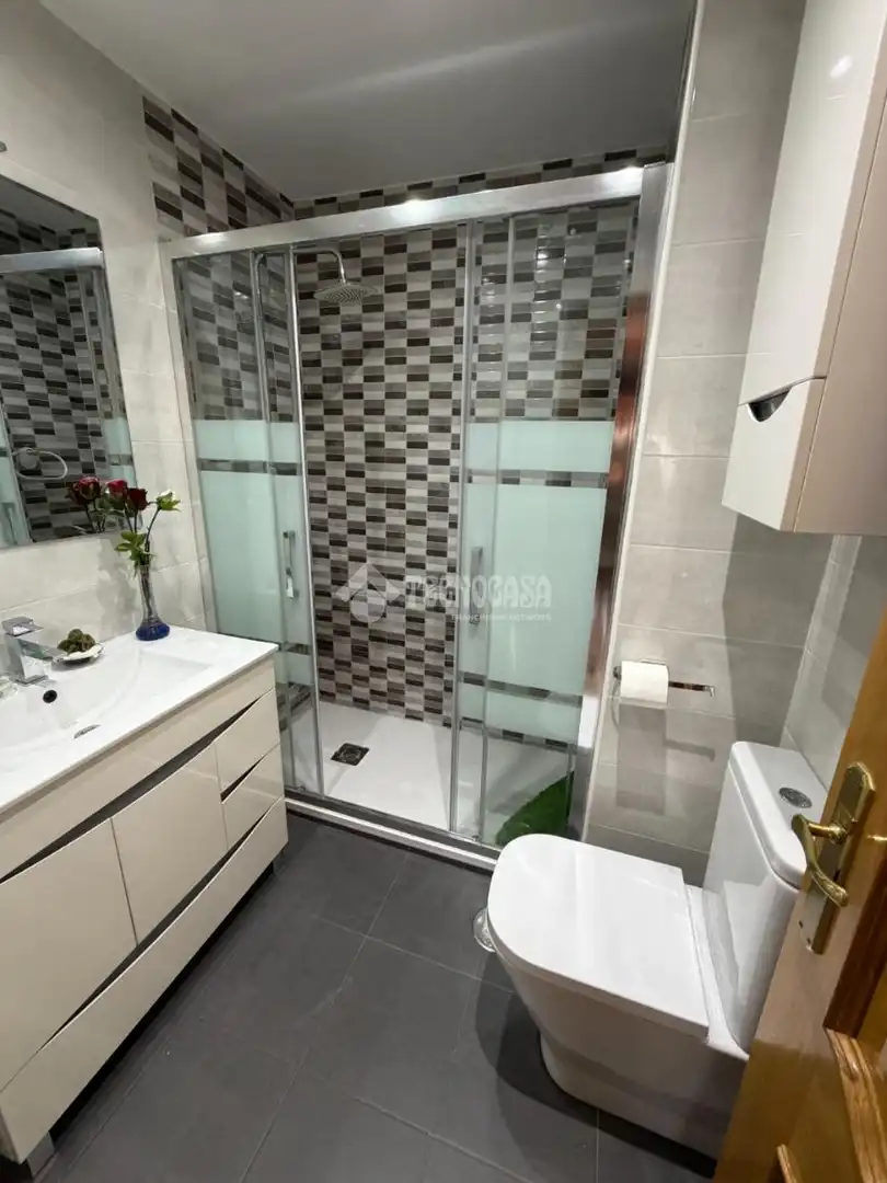 Bathroom of Flat for sale in Fuenlabrada  with Air Conditioner, Heating and Terrace