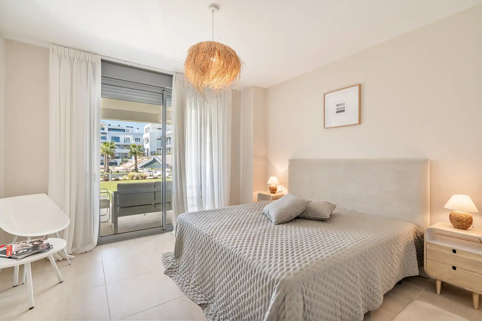 Schlafzimmer von Erdgeschoss zum Verkauf in Estepona mit Klimaanlage, Terrasse und Schwimmbad