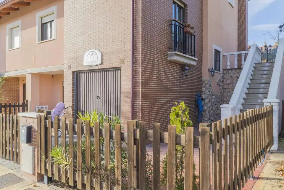 Vista exterior de Casa adosada en venda en Sojuela amb Calefacció