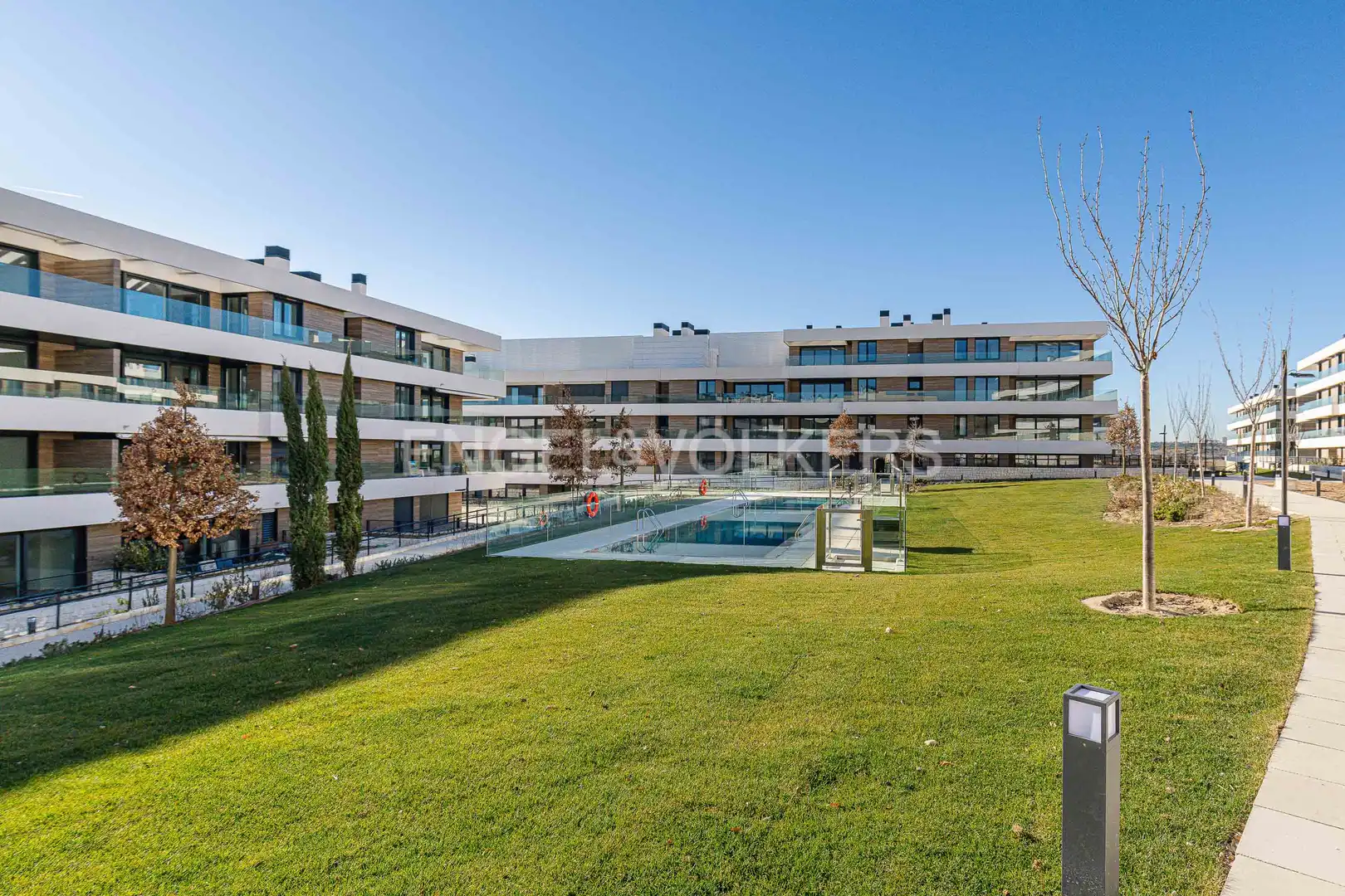 Außenansicht von Wohnung zur Miete in La Moraleja mit Klimaanlage, Heizung und Privatgarten