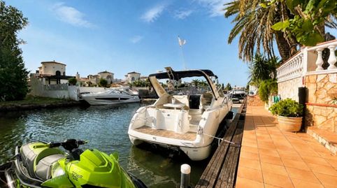Esta villa con amarre privado está en un canal ancho en Empuriabrava, con el sur de cara, en una parcela de 716 m.Tres cosas la ha, immagine 3