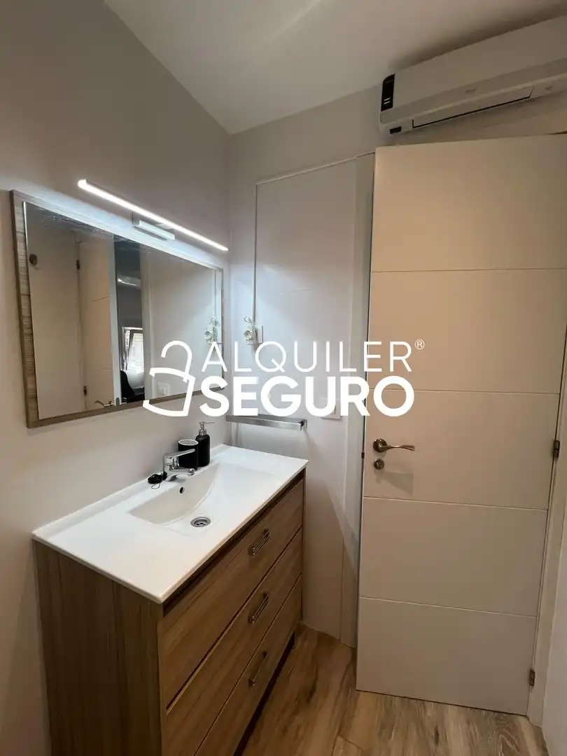 Baño de Piso de alquiler en Madrid con Aire acondicionado, Calefacción y Amueblado