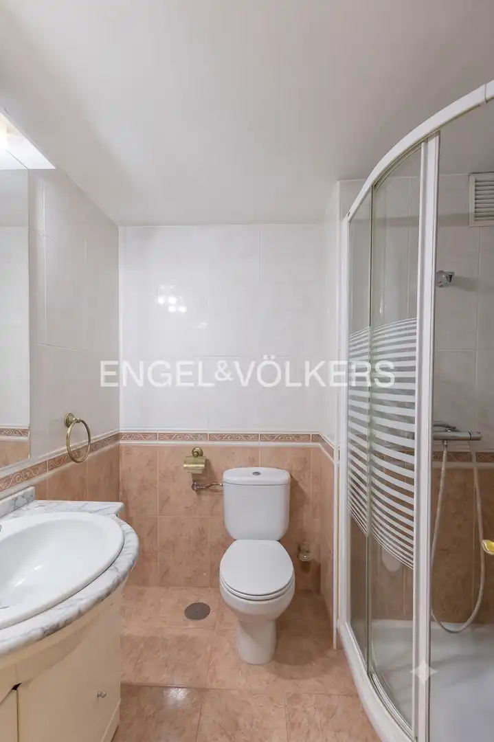 Bathroom of Flat for sale in Madrid  with Air Conditioner, Heating and Terrace
