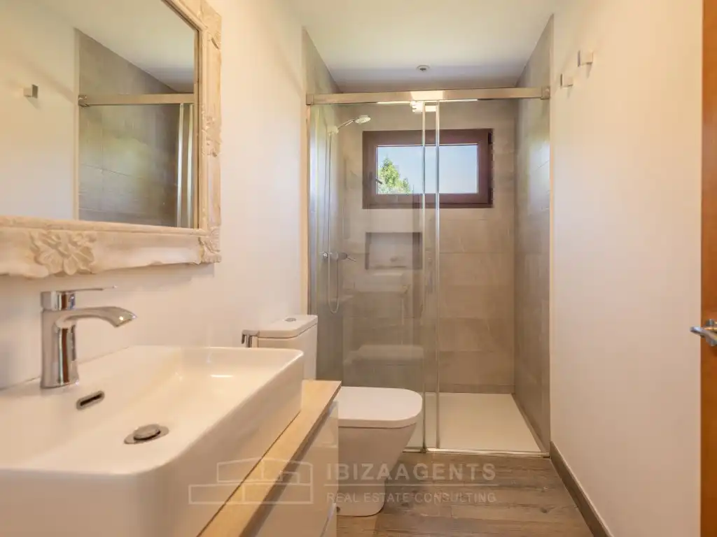 Bathroom of Houses for sale in Santa Eulària des Riu  with Air Conditioner, Terrace and TV