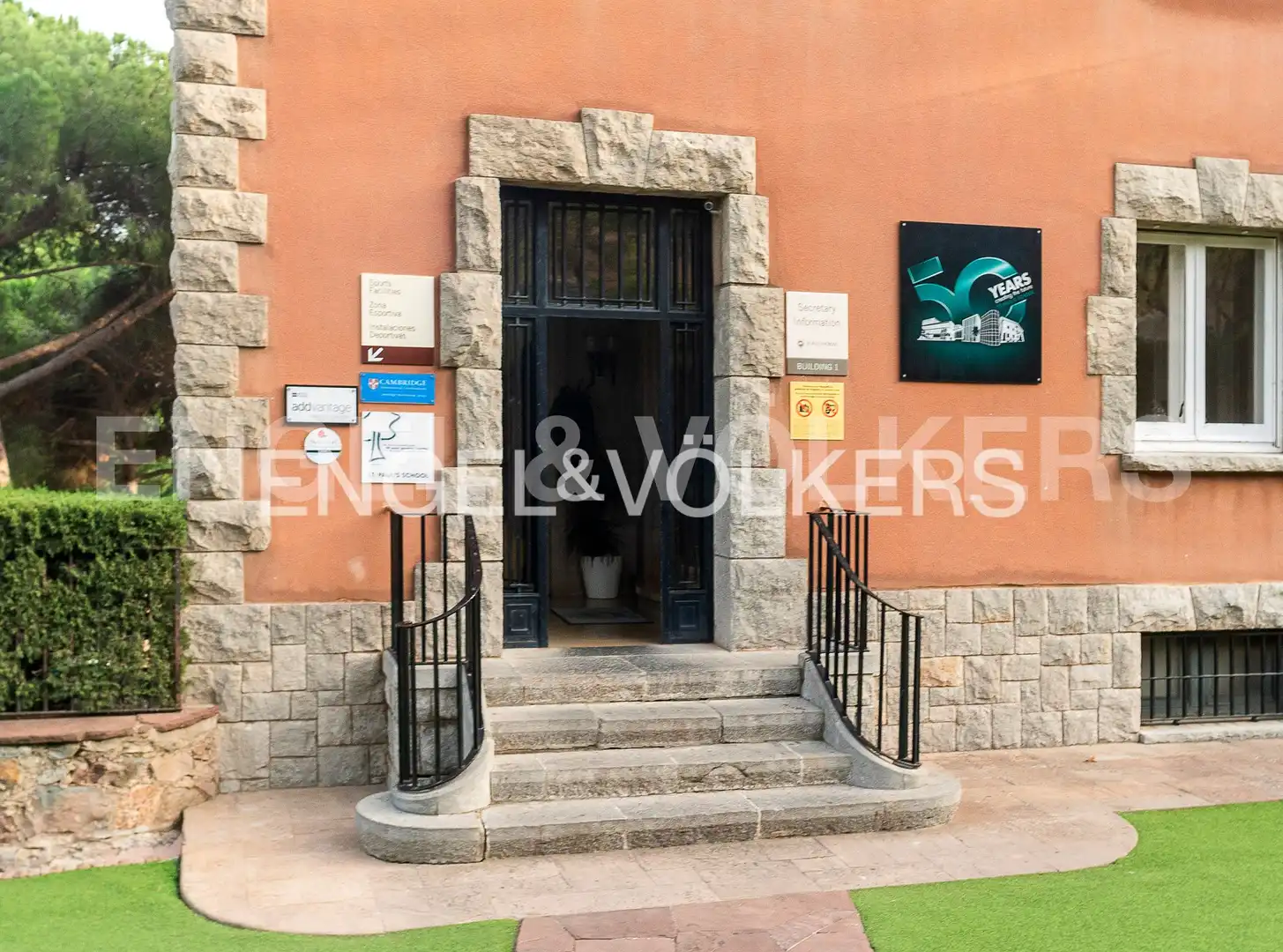Vista exterior de Casa o xalet en venda en Barcelona amb Calefacció, Jardí privat i Terrassa