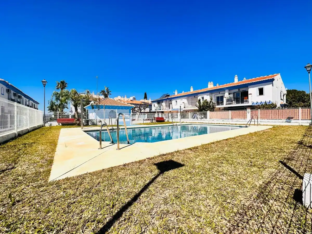 Piscina de Casa adosada en venda en Vélez-Málaga amb Aire condicionat, Calefacció i Terrassa