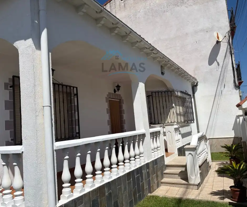 Vista exterior de Casa o xalet en venda en Talayuela amb Aire condicionat, Calefacció i Jardí privat