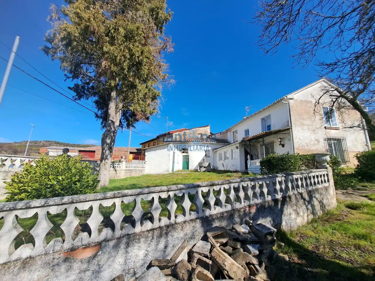 Vista exterior de Casa o xalet en venda en Gradefes amb Calefacció, Jardí privat i Traster