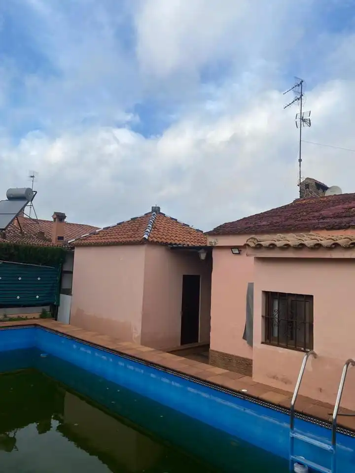 Vista exterior de Casa o xalet en venda en Dos Hermanas amb Aire condicionat, Jardí privat i Piscina