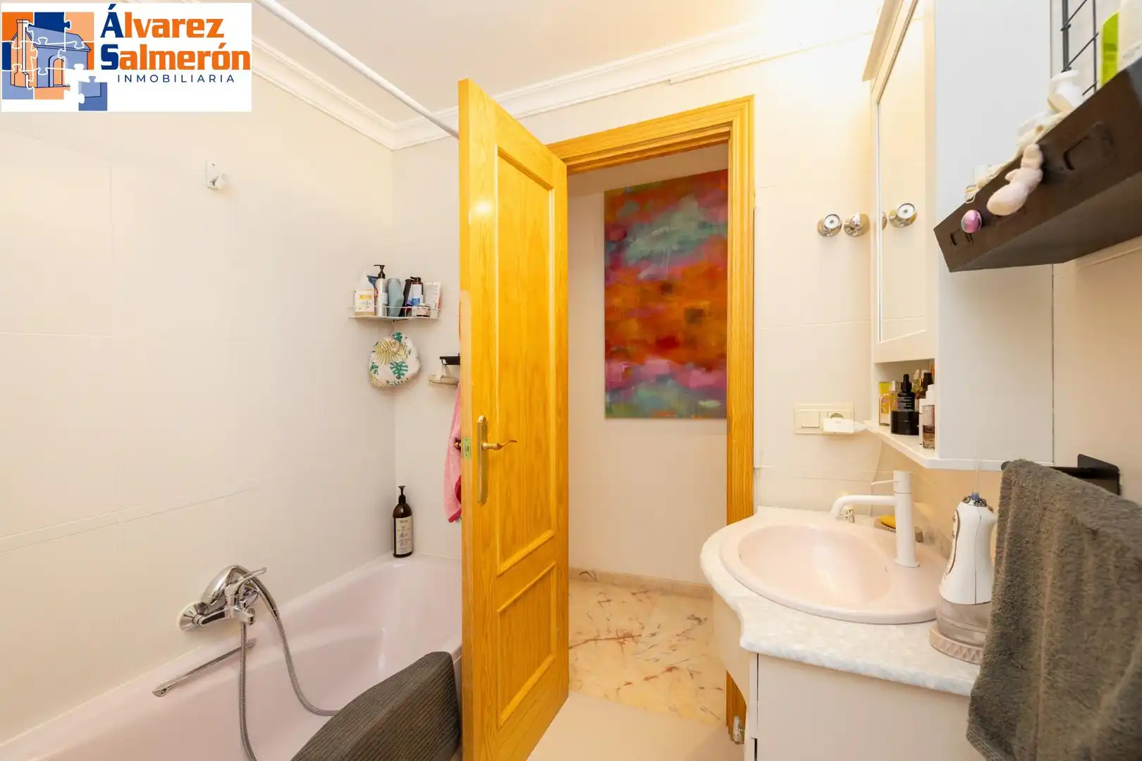 Bathroom of Apartments for sale in Granada