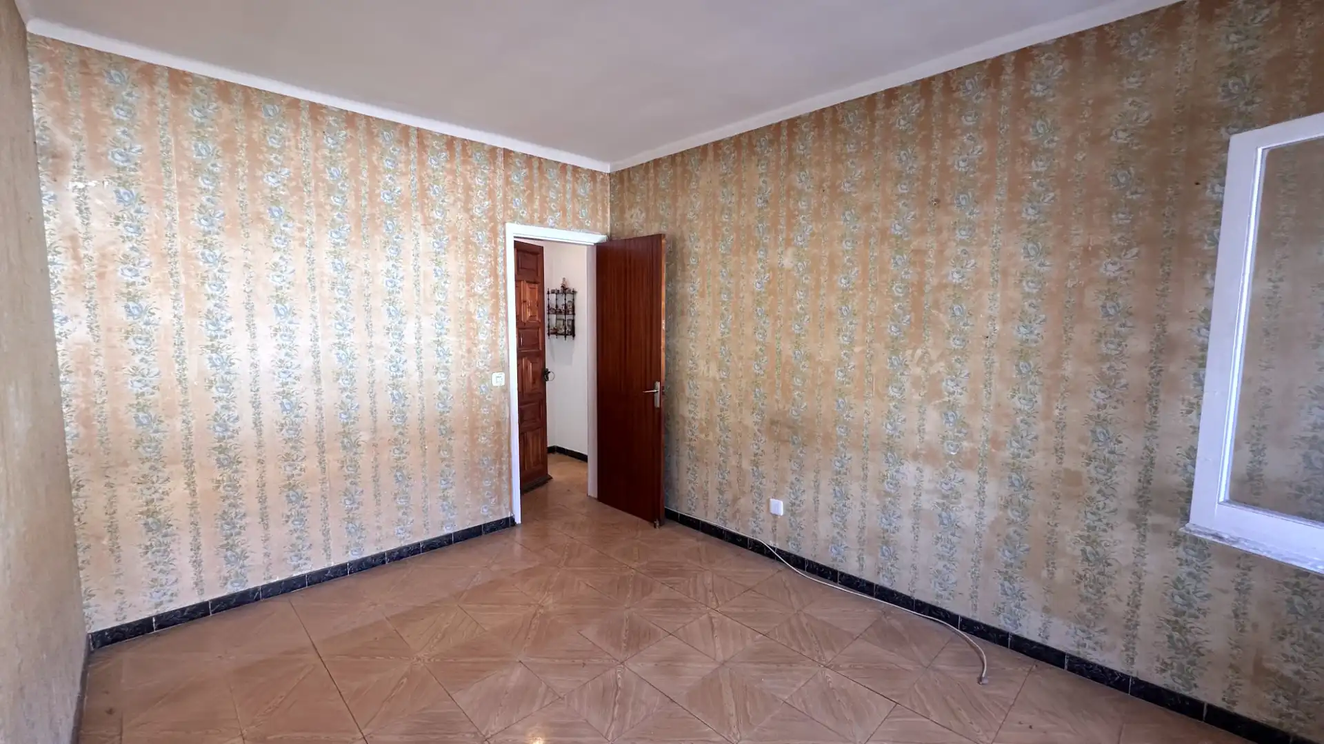 Schlafzimmer von Einfamilien-Reihenhaus zum Verkauf in Sant Joan Les Fonts mit Heizung, Terrasse und Ofen