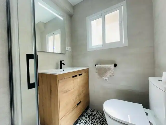 Baño de Piso de alquiler en Elche / Elx con Terraza, Amueblado y Balcón