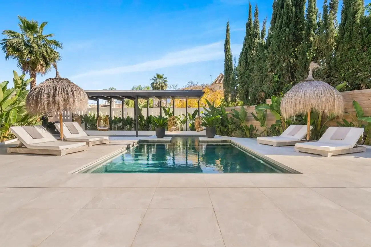 Piscina de Casa o chalet de alquiler en Marbella con Aire acondicionado, Calefacción y Jardín privado