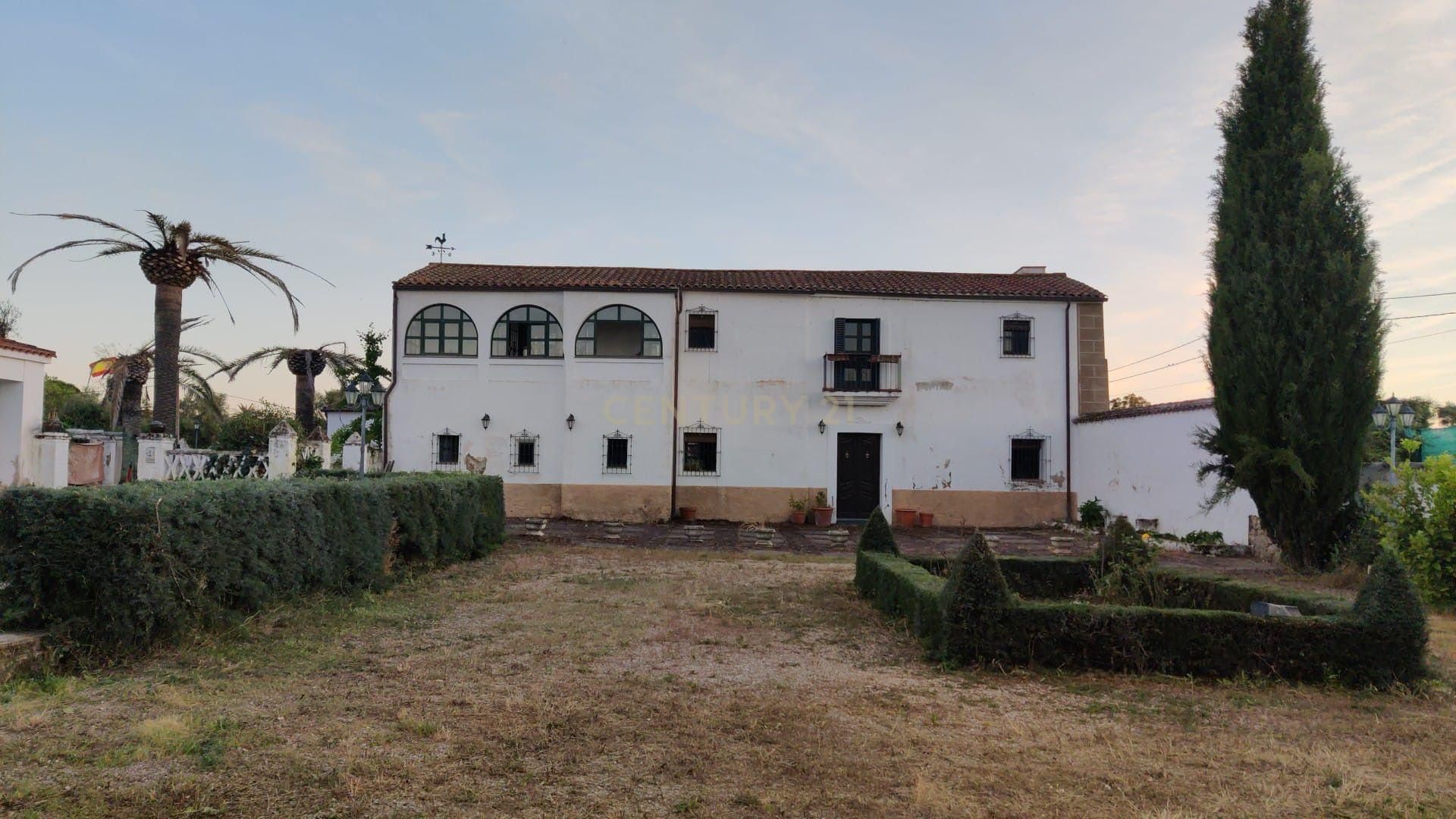 Vista exterior de Casa o xalet en venda en Cáceres Capital amb Aire condicionat, Jardí privat i Traster