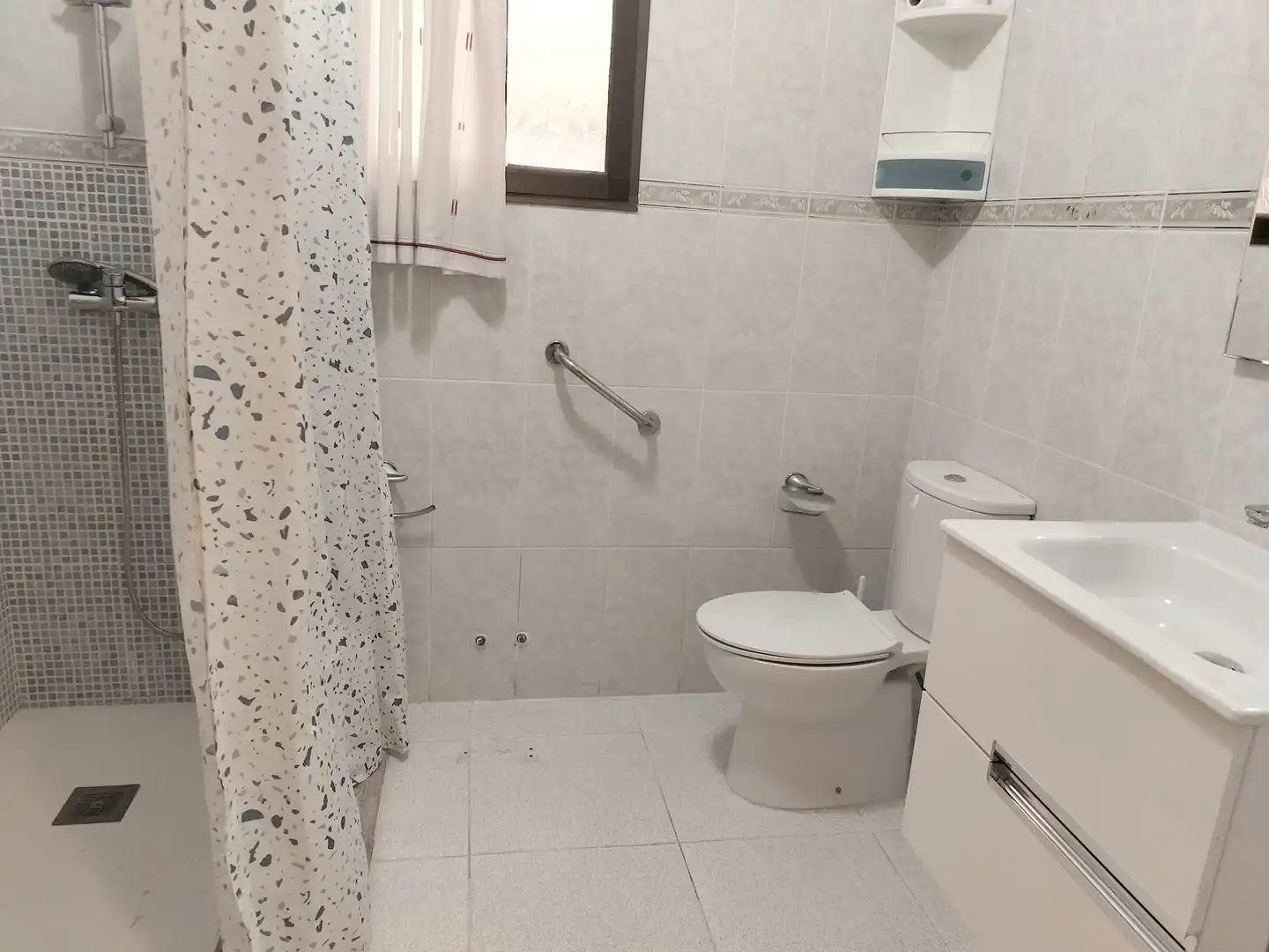 Bany de Casa o xalet en venda en La Pobla de Vallbona amb Terrassa i Traster