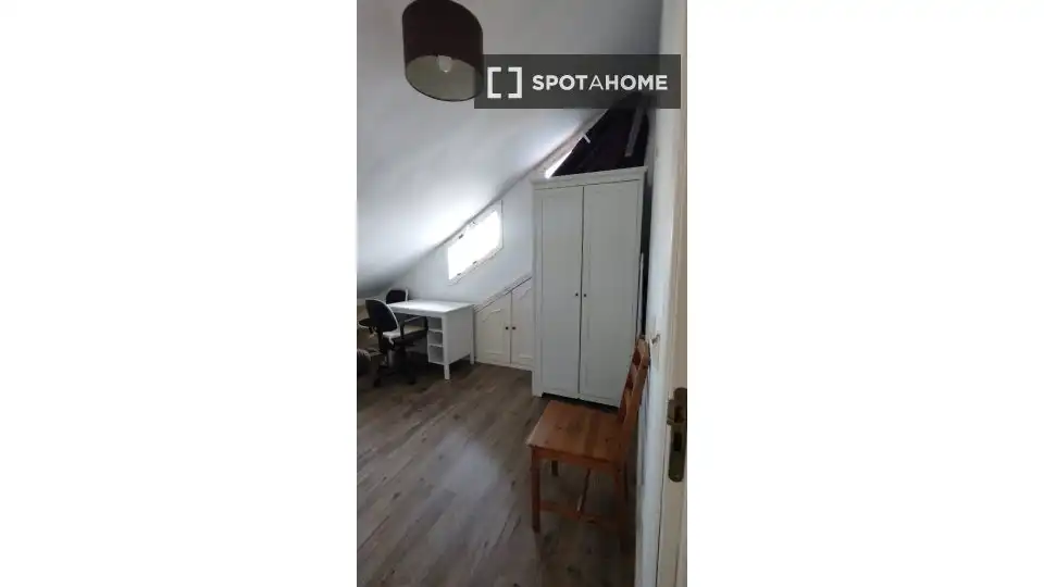 Dormitori de Pis per a compartir en Pozuelo de Alarcón amb Aire condicionat, Calefacció i Moblat