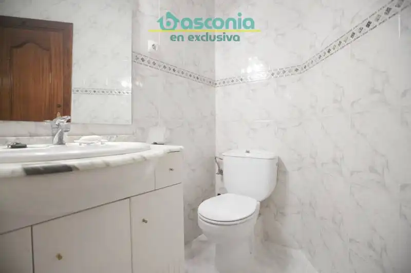 Bany de Pis en venda en Basauri  amb Calefacció, Terrassa i Moblat