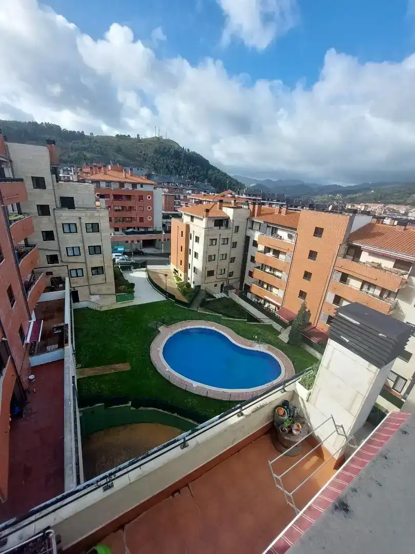 Schwimmbecken von Dachboden zur Miete in Castro-Urdiales mit Parkett, Schwimmbad und Möbliert