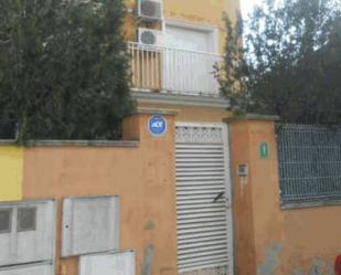 Vista exterior de Casa o xalet en venda en La Pobla de Vallbona amb Jardí privat, Terrassa i Traster