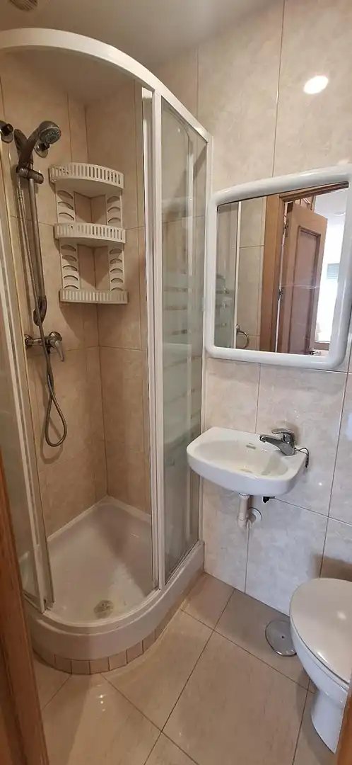 Baño de Apartamento de alquiler en Benidorm con Aire acondicionado, Jardín privado y Amueblado