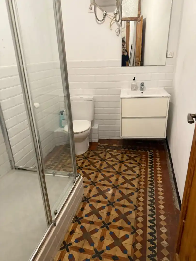 Bany de Pis per a compartir en Barcelona amb Calefacció i Rentadora